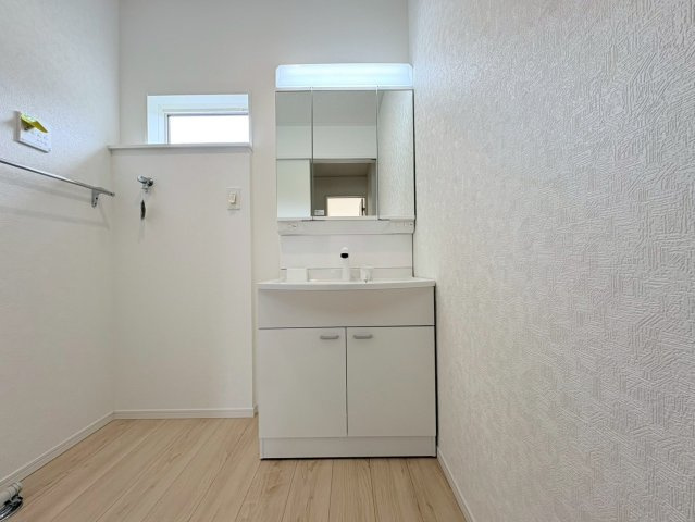 【商談中】クワイエ　岐阜市日野南第３　全２区画分譲の独立洗面台|床材に受ける様々な傷や、温度・湿度変化による、クラックの発生を大幅に抑える特殊加工を施工済みです。
水栓はリフトアップできて両手が使えます。またハンドシャワーでも使えます。