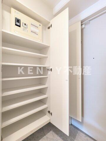 【玄関】 | エムジー目黒駅前 | 収納もある玄関です