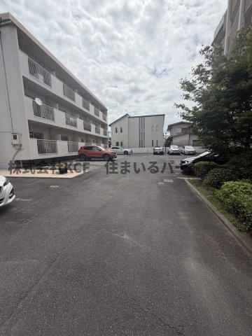 グランシャリオの駐車場|車をお持ちの方に嬉しい駐車場付きの物件です