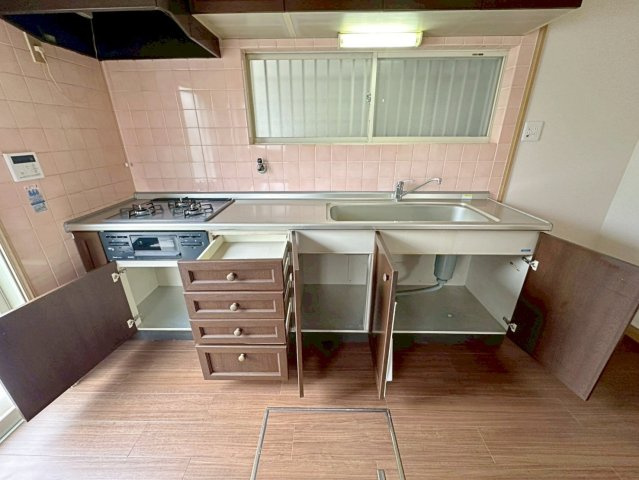 桂上野北町のキッチン|収納力も兼ね備えており、調理器具や調味料などスッキリお片付けできちゃいます！（R8.4撮影）