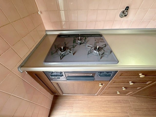 桂上野北町のキッチン|3口コンロで同時調理が可能になり、家事効率の向上が期待できます！（R8.4撮影）