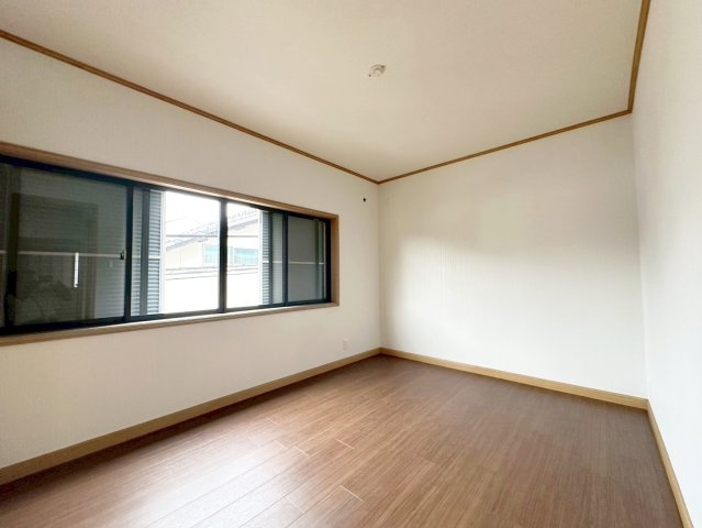 桂上野北町の洋室|【6帖洋室】大きな窓からは、たっぷり自然光が取り込め日中は日当たり良好！（R8.4撮影）