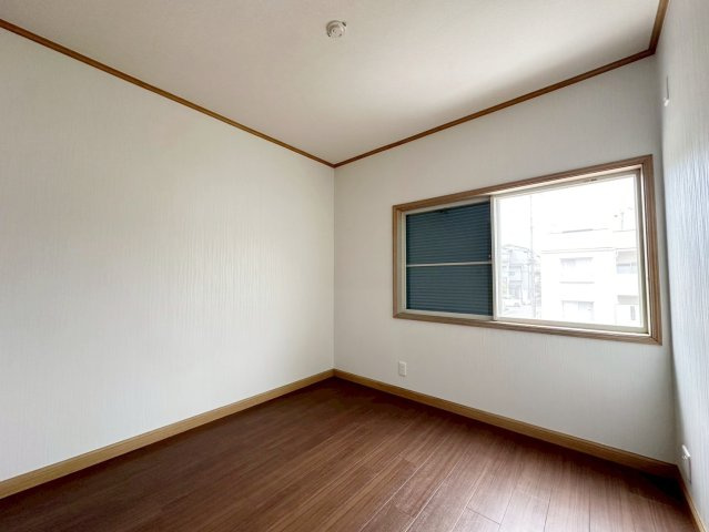 桂上野北町の洋室|【4.5帖洋室】
木目の自然な模様や落ち着きある色味が、お部屋に温かみをもたらします。壁紙は白を基調としており、インテリアプランも考えやすいシンプルな仕上がりです。（R8.4撮影）
