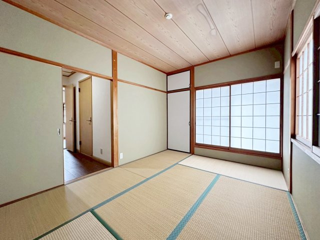 桂上野北町の和室|【6帖和室】
ちょっと横になりたい…そんなときに嬉しい畳。家事の合間に一息ついたりなど落ち着ける空間です。（R8.4撮影）