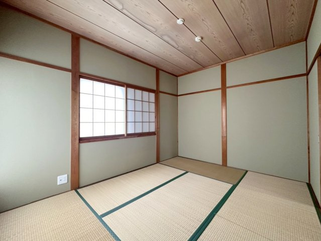 桂上野北町の和室|【6帖和室】
寒い冬はコタツを置いて家族で温まれる憩いの場に嬉しい和室。（R8.4撮影）