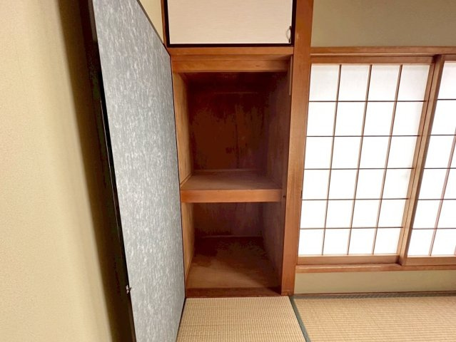 桂上野北町の和室|【6帖和室】
押入れは上段と下段に分かれた仕様です。収納ボックス等に分けると整理整頓がしやすい！（R8.4撮影）