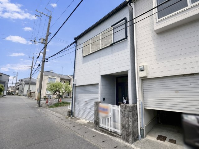 桂上野北町の外観|『東側は駐車場につき開放感有！』
おうちの隣が駐車場と建物がなく、圧迫感が軽減。日当たりや風通しも確保され、開放感が感じられます。（R8.4撮影）