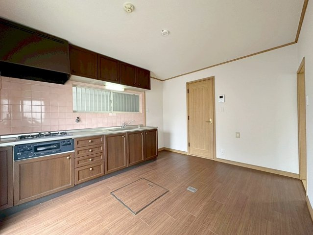 桂上野北町のキッチン|壁付キッチンは壁に沿ってキッチンを配置している為、他のスペースを有効活用できちゃいます！（R8.4撮影）