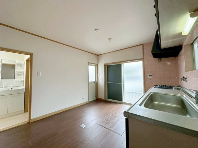 桂上野北町のキッチン|勝手口もある為、臭いが気になるゴミの保管も外で可能です！（R8.4撮影）