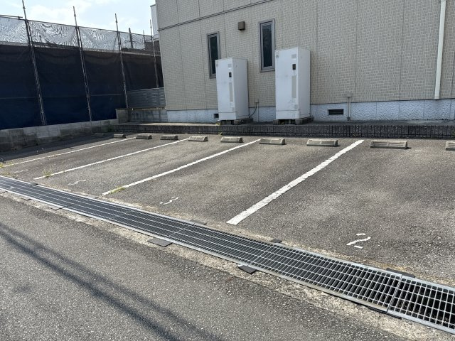 エミマリー川西台の駐車場