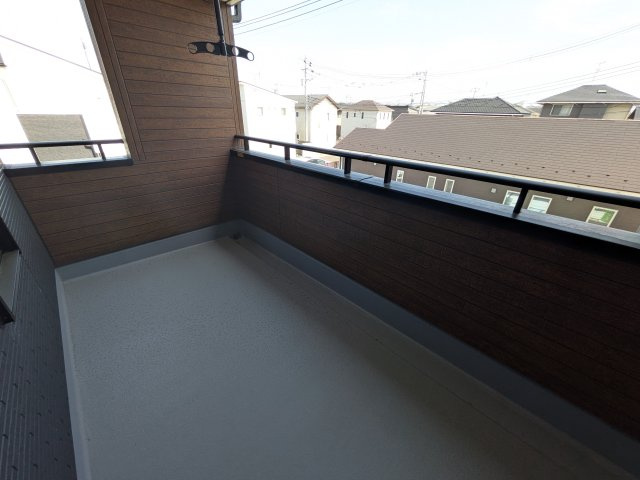水戸見川　12期　新築戸建て　1号棟のバルコニー|広々としたワイドバルコニーは、日当たり良好で毎日の洗濯物干しに最適です。