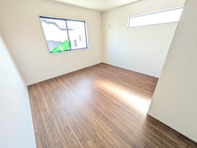 水戸見川　12期　新築戸建て　1号棟の洋室|たっぷり収納と明るい窓で、片付けも気持ち良くできる洋室。
お子様の「自分の部屋が欲しい」という夢を叶えます。