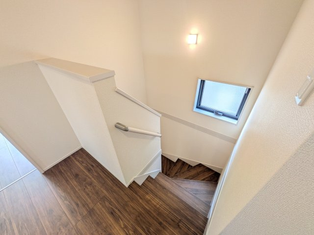 水戸見川　12期　新築戸建て　1号棟の内装|窓付きで明るい階段は、手すり付きでお子様からご年配の方まで安心して上り下りができます♪
