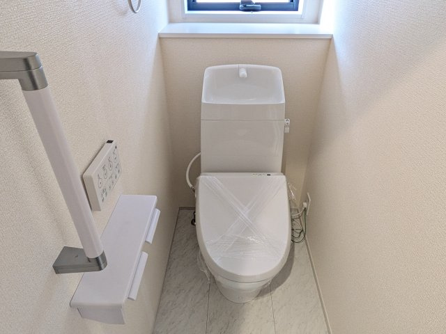 水戸見川　12期　新築戸建て　1号棟のトイレ|窓付きで明るく白を基調とした清潔感のあるトイレは温水洗浄便座付きです♪
