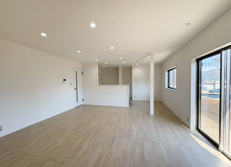 伊那市東春近　中古戸建の居間・リビング|ご家族で寛ぐLDKは約21帖と、ゆとりある広さがあります。