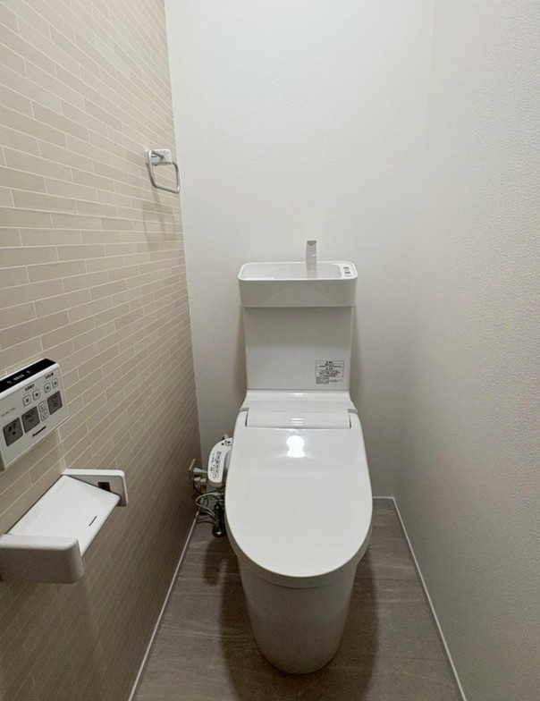 伊那市東春近　中古戸建のトイレ|トイレには温水洗浄便座が設置されています。
