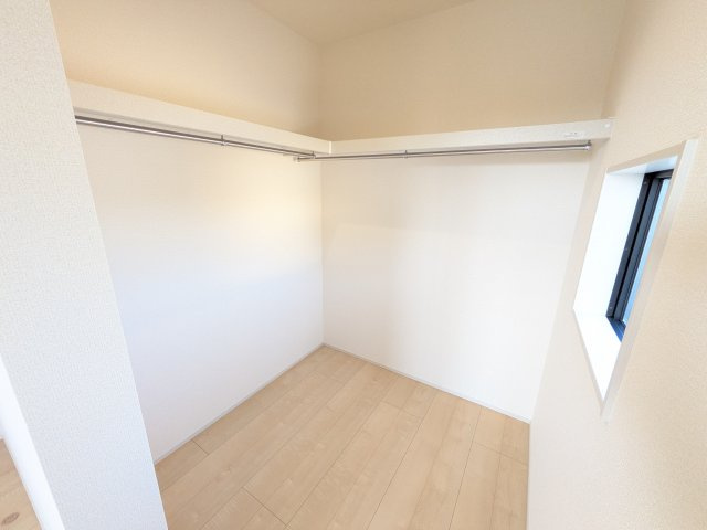 小美玉市江戸　1期　新築戸建ての収納|衣類や季節ものバッグ、帽子などの小物もまとめて収納できる広々としたウォークインクローゼット♪