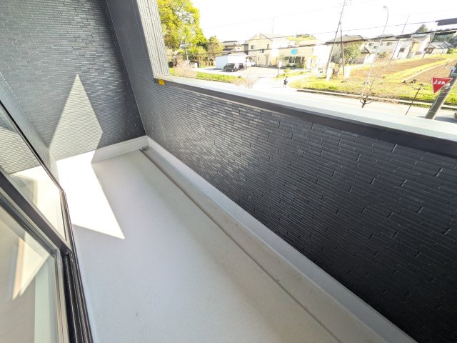 小美玉市江戸　1期　新築戸建てのバルコニー|広々としたワイドバルコニーは、日当たり良好で毎日の洗濯物干しに最適です。
