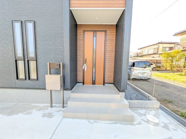 小美玉市江戸　1期　新築戸建ての玄関|お洒落な玄関ドアと洗練された外壁デザイン。家の顔にふさわしい上質な佇まいで、ご家族やお客様を迎えます。