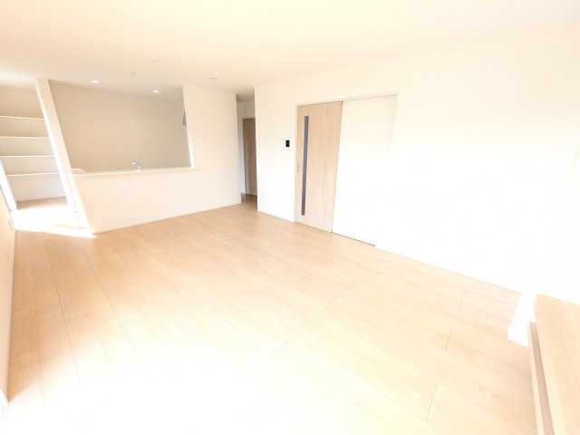 小美玉市江戸　1期　新築戸建ての居間・リビング|南向きで明るく陽当たりの良いリビングです♪