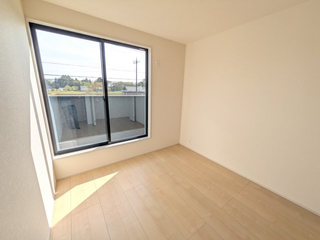 小美玉市江戸　1期　新築戸建ての洋室|たっぷり収納と明るい窓で、片付けも気持ち良くできる洋室。
お子様の「自分の部屋が欲しい」という夢を叶えます。