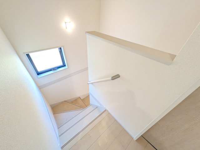 小美玉市江戸　1期　新築戸建ての内装|窓付きで明るい階段は、手すり付きでお子様からご年配の方まで安心して上り下りができます♪