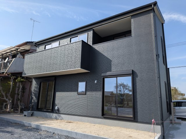 小美玉市江戸　1期　新築戸建ての外観|【月々4万円台〜】
写真だけでは伝わらない快適さを、ぜひ現地で体感しませんか？
即日見学可能です！平日のご案内も可能です♪
お気軽にお問合せください！