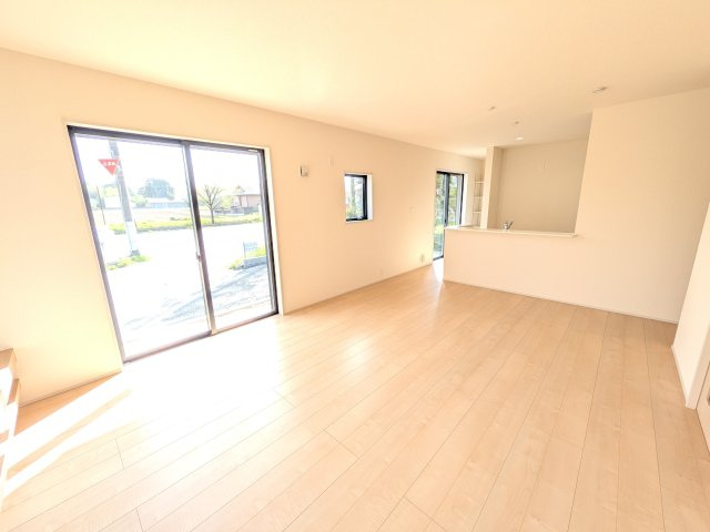 小美玉市江戸　1期　新築戸建ての居間・リビング|南向きで陽当たり良好の広々としたリビングです♪
