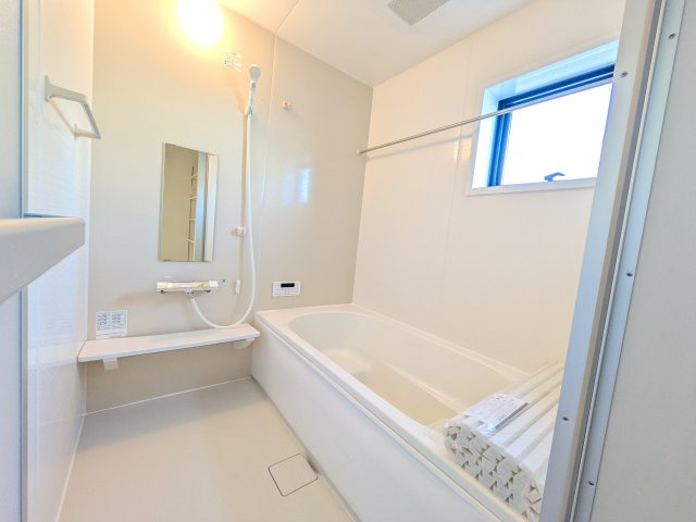 小美玉市江戸　1期　新築戸建ての浴室|1坪タイプのゆったりとしたバスルームは浴室暖房換気乾燥機付きで、どんな季節でも快適なバスタイムを満喫出来ます♪
窓付きで明るく開放的なところも良いですね！