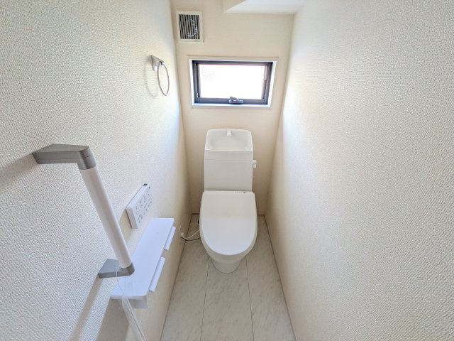 小美玉市江戸　1期　新築戸建てのトイレ|窓付きで明るく白を基調とした清潔感のあるトイレは温水洗浄便座付きです♪
