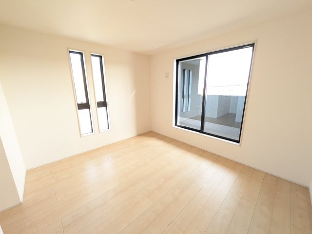 小美玉市江戸　1期　新築戸建ての洋室|たっぷりの陽光と心地よい風が入る２面採光。
毎朝、爽やかな目覚めをサポートする、快適なベッドルームです。