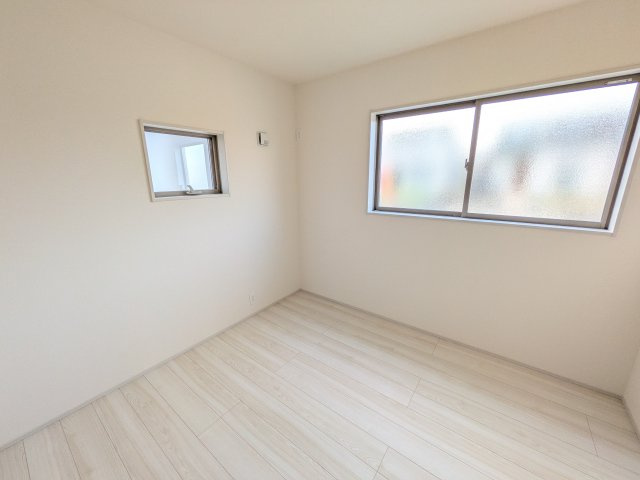 石岡市府中　第1　新築戸建て　3号棟の玄関|お洒落な玄関ドアと洗練された外壁デザイン。家の顔にふさわしい上質な佇まいで、ご家族やお客様を迎えます。