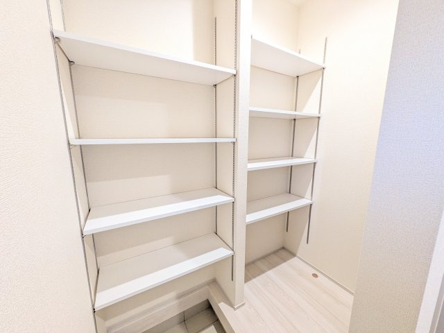石岡市府中　第1　新築戸建て　3号棟の玄関|家族全員の靴がスッキリ片付く大容量シューズボックス完備。
お客様を気持ちよく迎えられる、明るく清潔感あふれる玄関です。