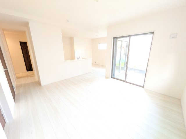 石岡市府中　第1　新築戸建て　3号棟の居間・リビング|南向きで明るく陽当たりの良いリビングです♪