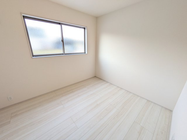 石岡市府中　第1　新築戸建て　3号棟の洋室|たっぷり収納と明るい窓で、片付けも気持ち良くできる洋室。
お子様の「自分の部屋が欲しい」という夢を叶えます。