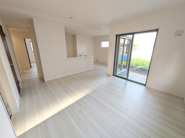 石岡市府中　第1　新築戸建て　3号棟の居間・リビング|南向きで陽当たり良好の広々としたリビングです♪
