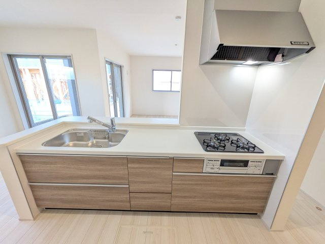 石岡市府中　第1　新築戸建て　3号棟のキッチン|対面式カウンターでリビングとの一体感を演出。使いやすい動線と豊富な収納で、毎日の料理時間も快適に過ごせます。