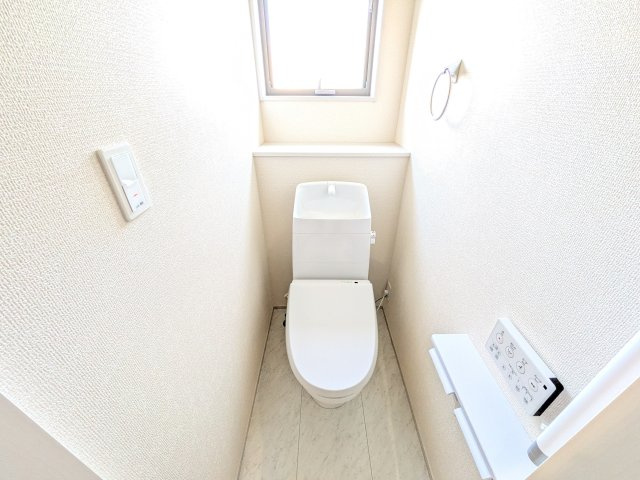 石岡市府中　第1　新築戸建て　3号棟のトイレ|窓付きで明るく白を基調とした清潔感のあるトイレは温水洗浄便座付きです♪
