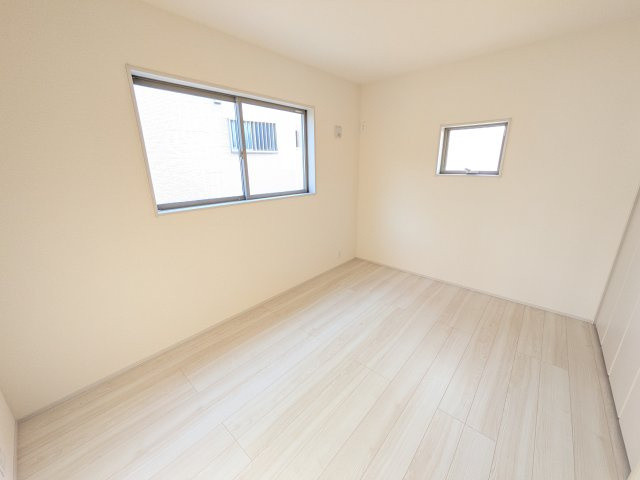 石岡市府中　第1　新築戸建て　3号棟の洋室|たっぷりの陽光と心地よい風が入る２面採光。
毎朝、爽やかな目覚めをサポートする、快適なベッドルームです。