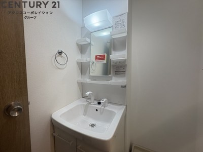 収納もしっかりとある独立洗面台☆