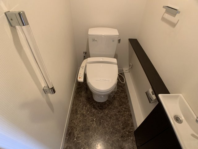 温水洗浄便座付きのトイレです♪