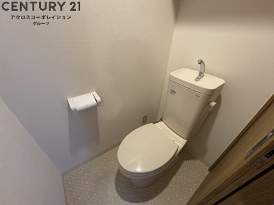 シンプルなバストイレセパレートタイプのトイレです！