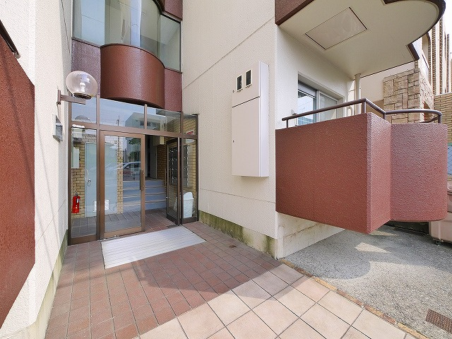 カルム学園前のエントランス|落ち着いたエントランスです