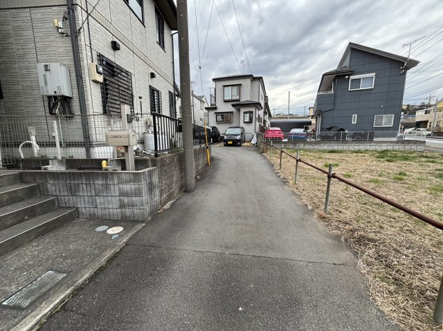 【前面道路含む現地写真】 | 大和ハウス施工の軽量鉄骨造りの一戸建て | 前面道路の交通量は少なく、近隣の方のお車の出入り程度の交通量で小さなお子様などにも安心の立地です。