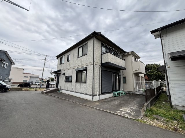 【外観】 | 大和ハウス施工の軽量鉄骨造りの一戸建て | 建物南側広々駐車スペースは、運転が苦手な人でも楽々駐車で日々の駐車はストレスフリー♪
駐車場がある事により、室内にとてもよく日が入ります♪