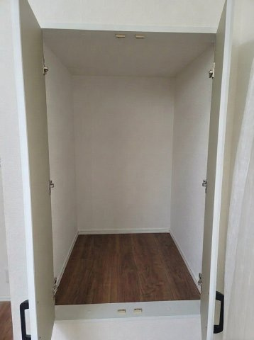 目黒4丁目戸建の収納|東側洋室収納