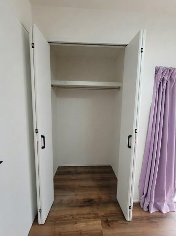 目黒4丁目戸建の玄関|西側洋室収納