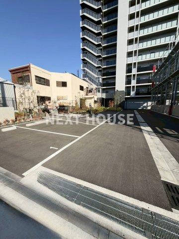 S-RESIDENCE堺湊駅前azureの駐車場