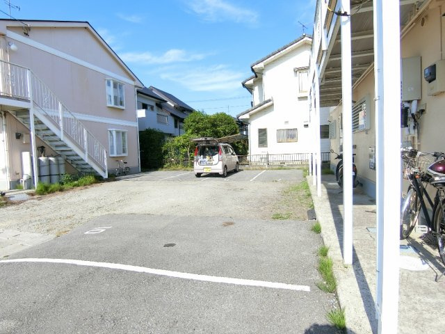 エンジェルハイツ13の駐車場