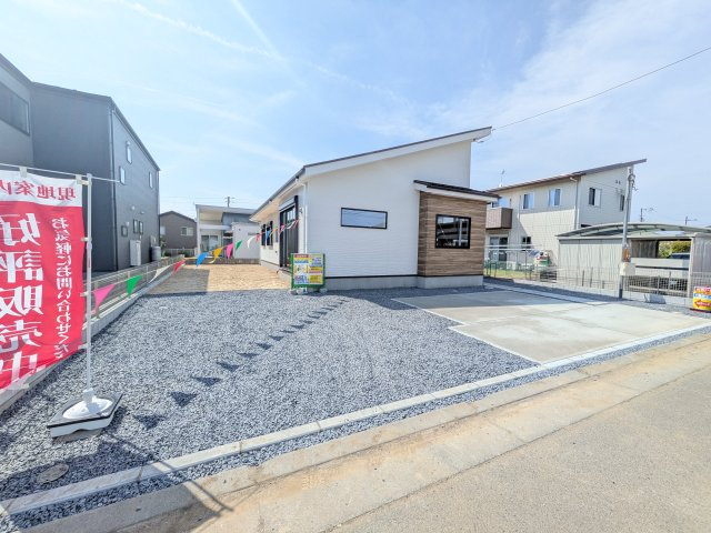 水戸市見川　2期　新築戸建ての前面道路含む現地写真|現地完成済で建物や駐車場、お庭も全てご覧いただけます。
陽当たりや敷地の広さをご確認できます！
本日のご見学も可能です♪
お気軽にお電話またはお問い合わせください。
